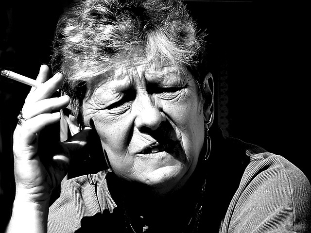 žena s cigaretou